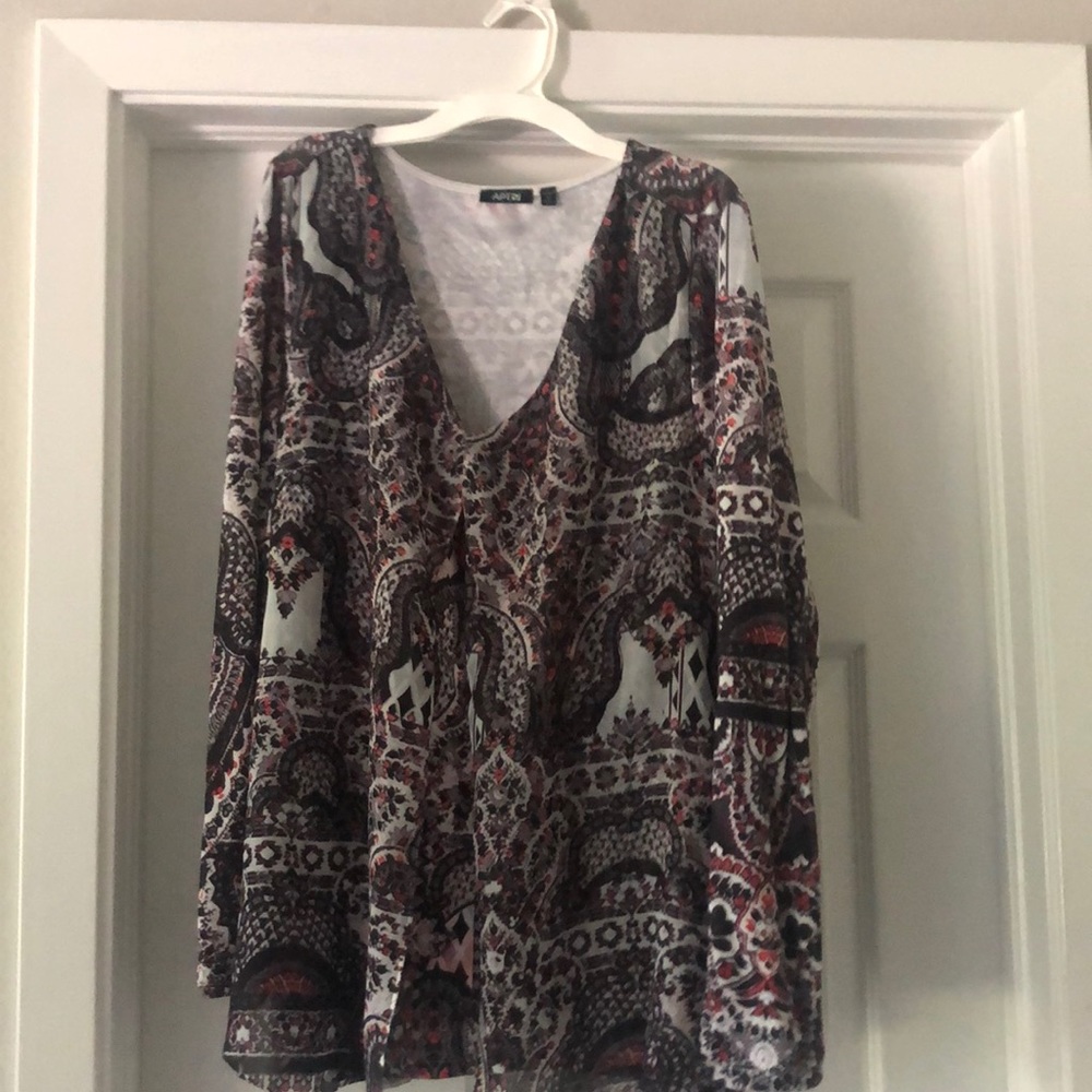 1X plus size Women’s pullover blouse.